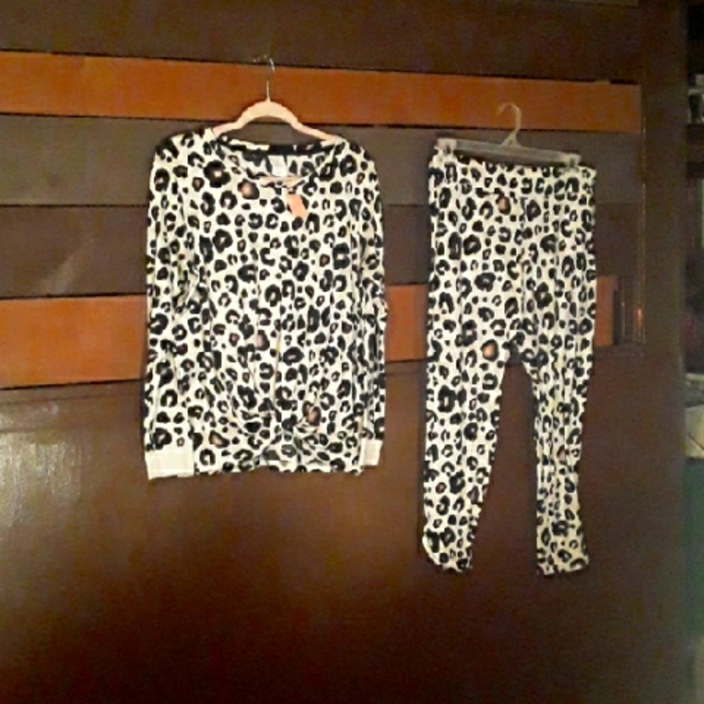 Large Stars Above Cute Cheetah Print long Sleeve Top Front Knot  Matching pants